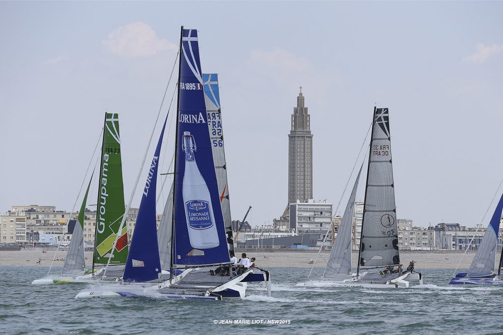 Vue sur l'église Saint-Joseph et les trimarans lors de la Normandy Sailing Week