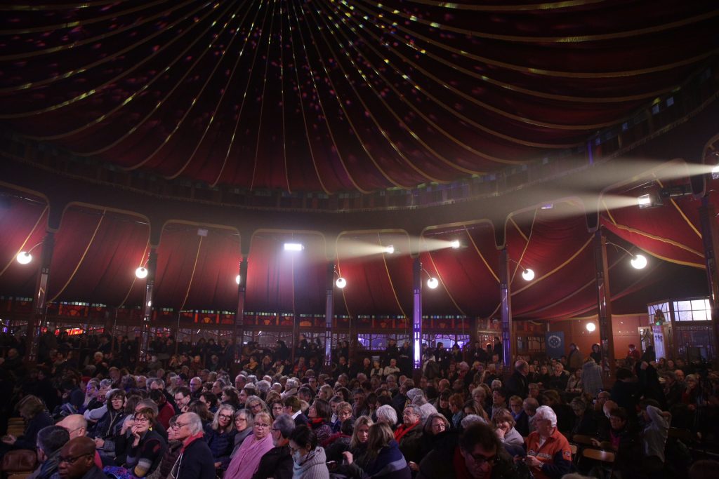 Festival Le Goût des Autres au Havre, sous le chapiteau du Magic Mirrors