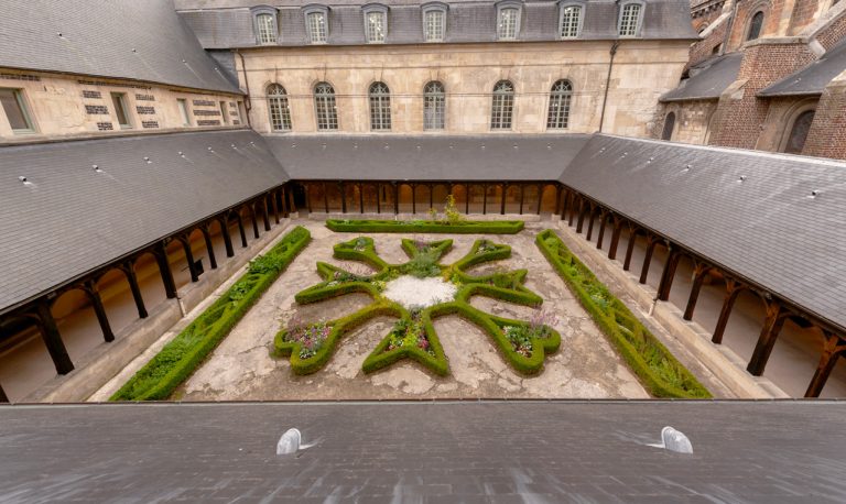 Vue aérienne du jardin du cloître de l'abbaye de Montivilliers