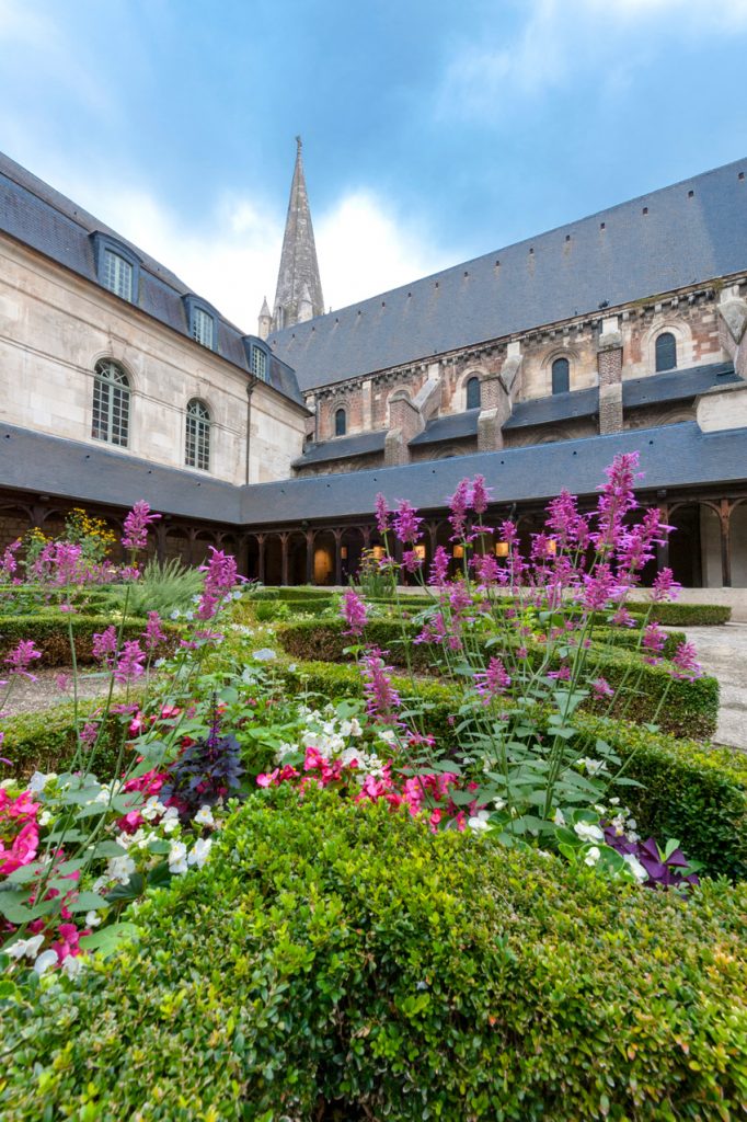 Des fleurs dans le jardin du cloître de l'abbaye de Montivilliers