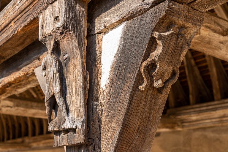 Sculptures dans le bois de l'un des piliers de l'aître de Brisgaret à Montivilliers