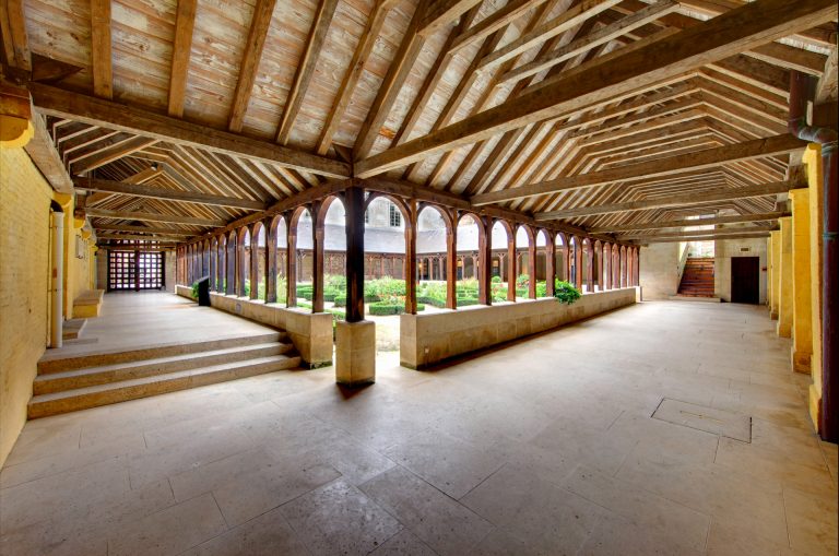 Vue d'un angle du cloître de l'abbaye de Montivilliers