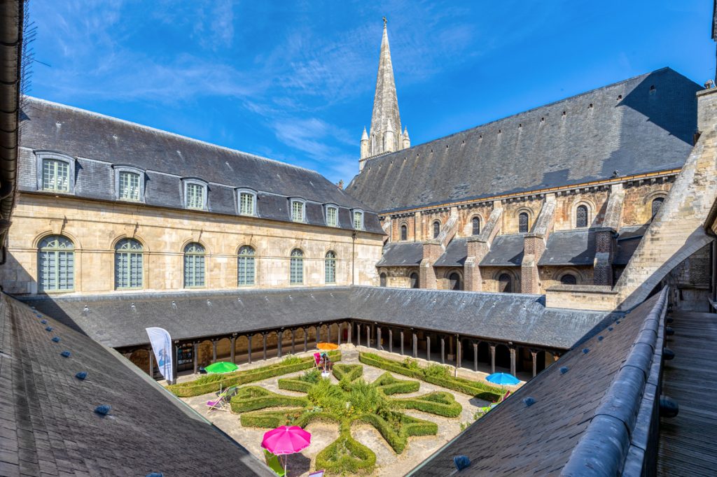 Vue en hauteur sur le cloître et le jardin du cloître de l'abbaye de Montivilliers