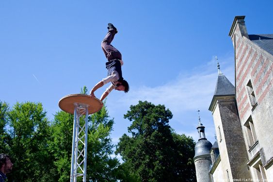 Acrobate à la Fête du Cirque de Saint-Romain-de-Colbosc