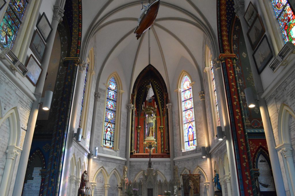 Les vitraux et les ornements de l'intérieur de la chapelle Notre-Dame des Flots à Sainte-Adresse