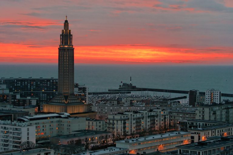 Panorama de la ville au coucher de soleil