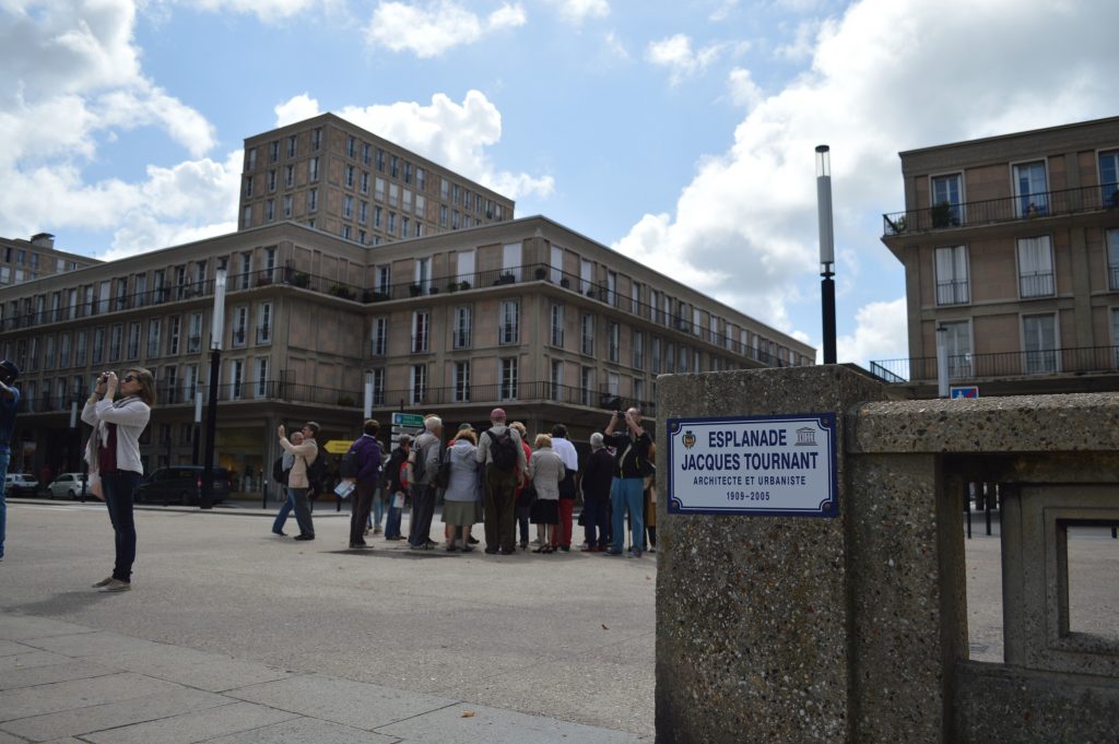 Groupe en visite place de l'Hôtel de Ville au Havre