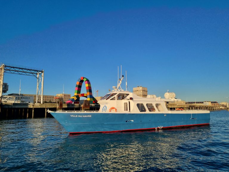 Catene de conteneurs et bateau ville du Havre