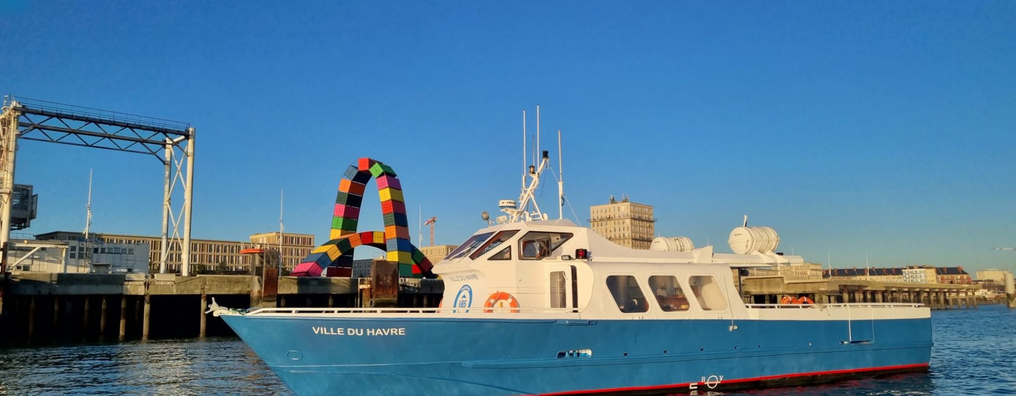 Catene de conteneurs et bateau ville du Havre