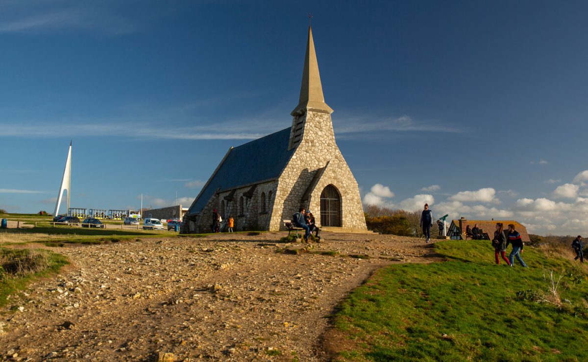 La chapelle Notre-Dame de la Garde sur la falaise d'Amont La chapelle Notre-Dame de la Garde sur la falaise d'Amont
