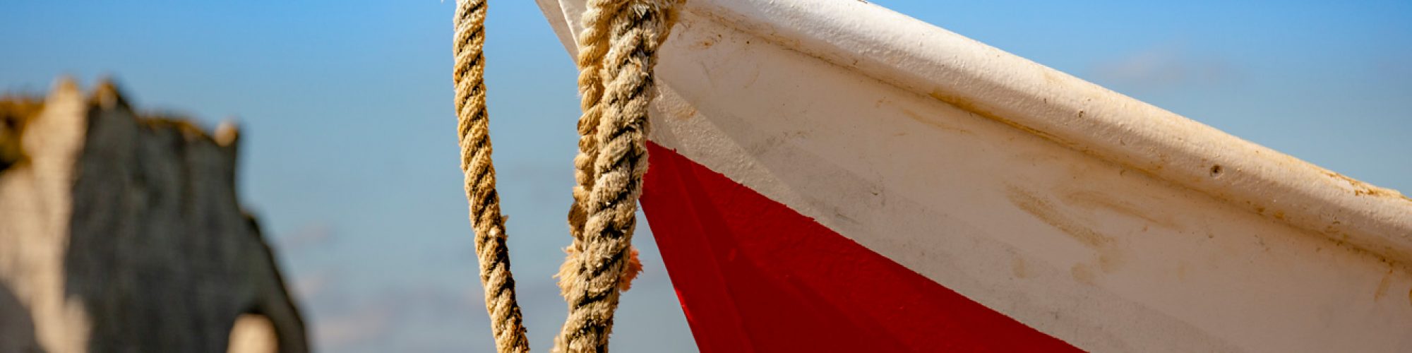 Bateau au sec sur la plage d'Etretat