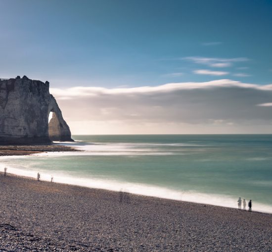 Vue sur la plage et la Porte d'Aval d'Etretat