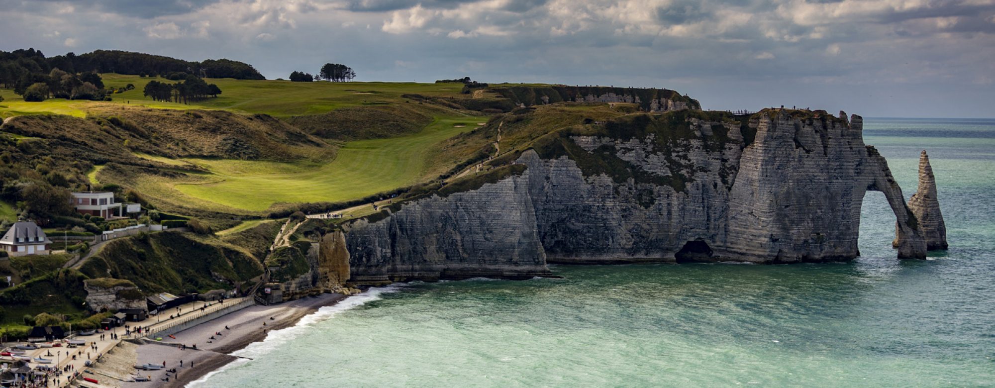 Vue sur le Trou à l'Homme, la falaise d'Aval et l'Aiguille à Etretat