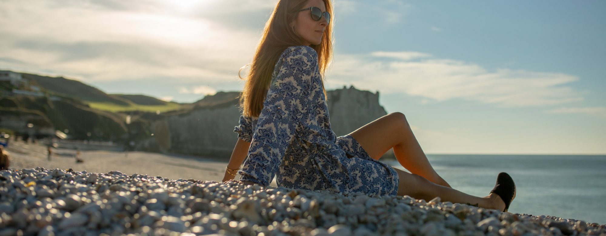 Une femme se détend sur la plage d'Etretat