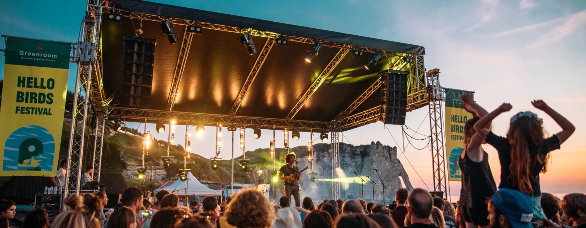 Festival Hello Birds sur la plage d'etretat, la falaise en fond