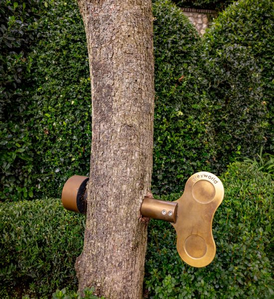 Une oeuvre d'art interactive. Il suffit de tourner la clé dans l'arbre pour déclencher une mélodie.