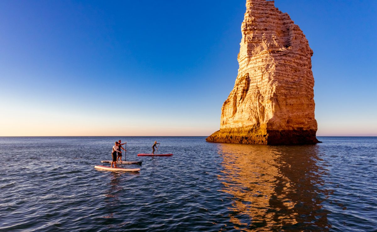 Sortie paddle en groupe passant près de l'Aiguille d'Etretat