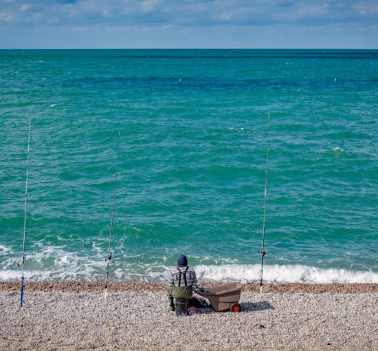 Un pêcheur sur la plage d'Etretat