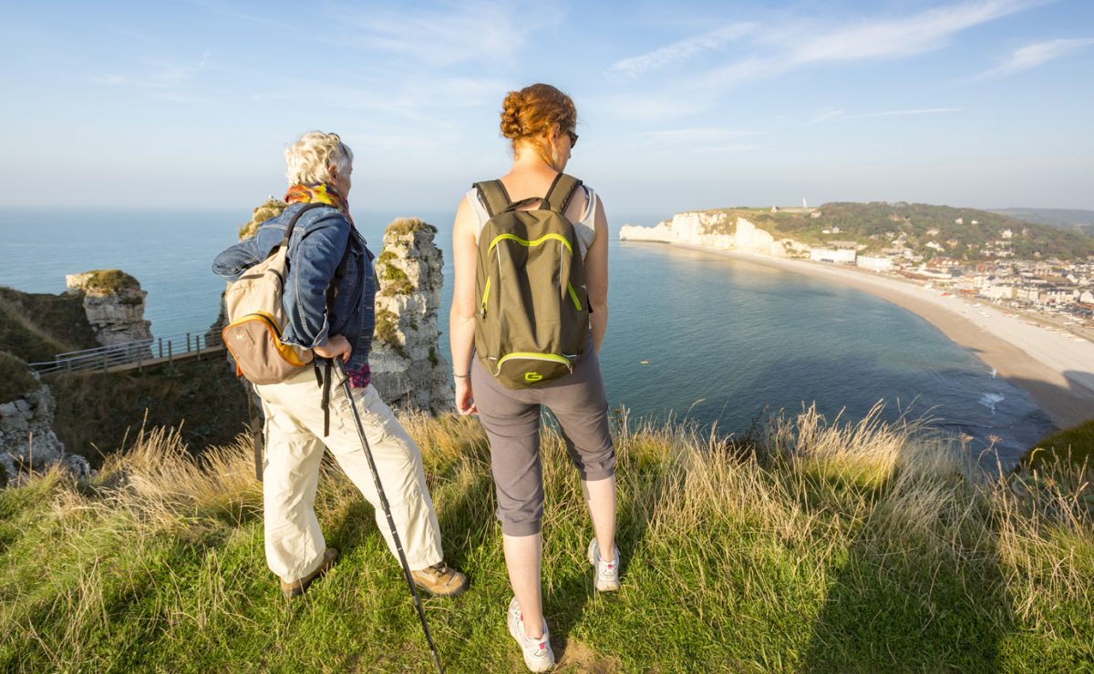 Randonneurs sur les falaises d'Etretat