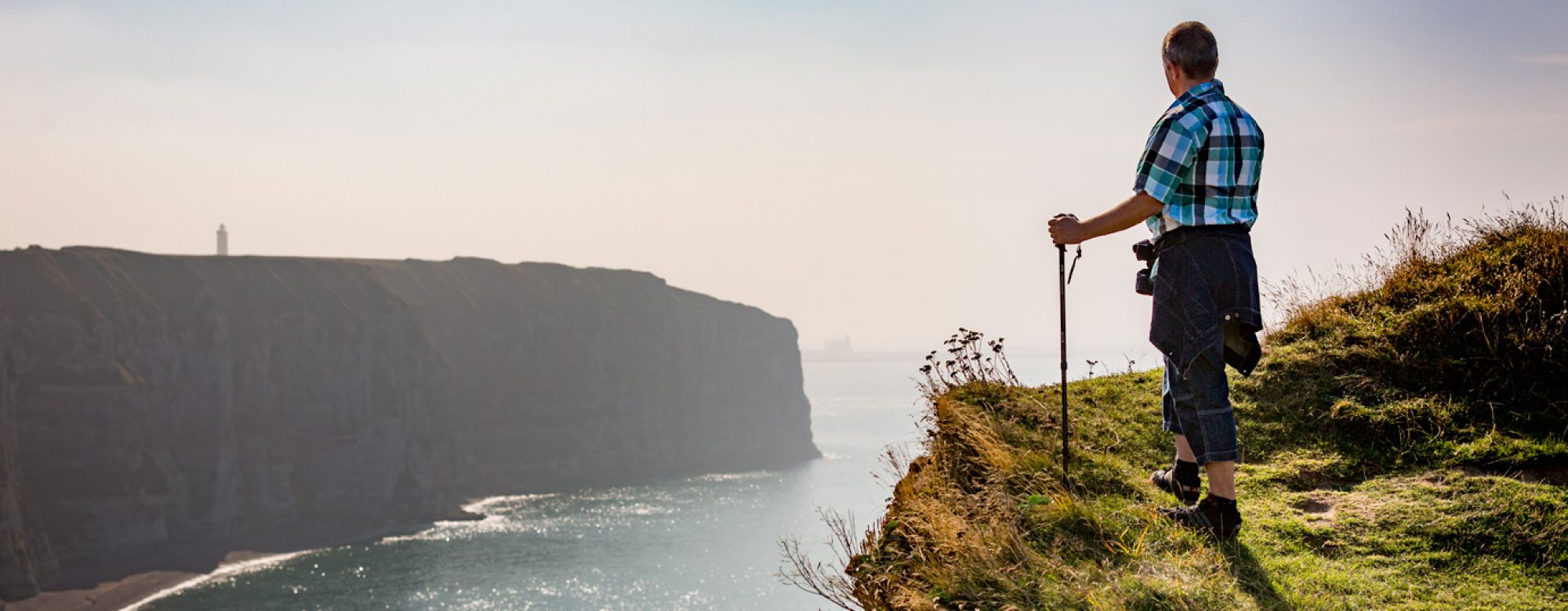 Randonneur au sommet des falaises à Etretat