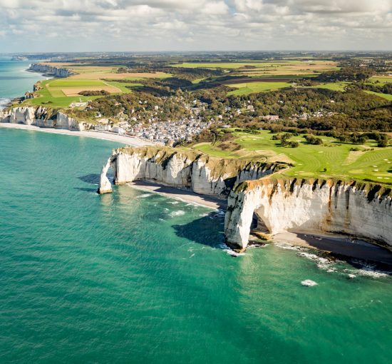 Vue aérienne du village et des falaises d'Etretat