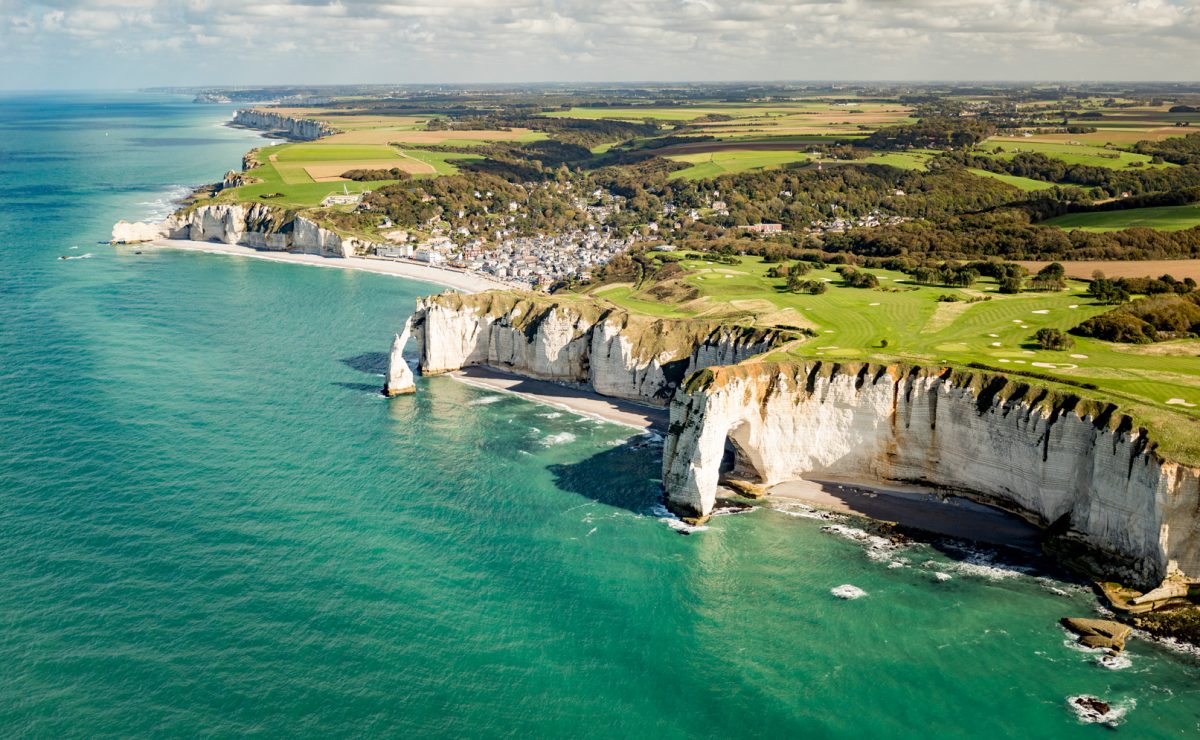 Vue aérienne du village et des falaises d'Etretat