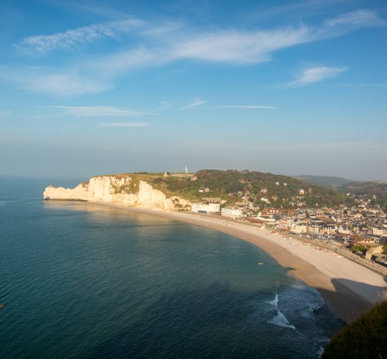 Vue sur Etretat depuis la falaise d'Aval