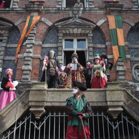 Groupe de personnes en costumes médiévaux pour la Fête de la Scie