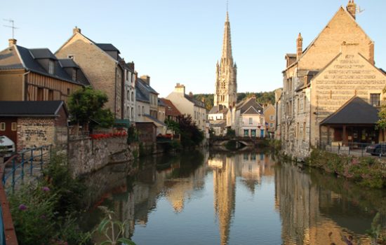 La commune d'Harfleur, traversée par la Lézarde, où se tient la Fête de la Scie