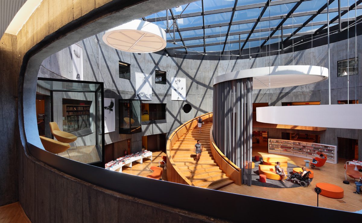 La bibliothèque Niemeyer vue depuis les travées du premier étage