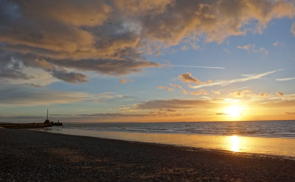 La plage du Havre et la digue nord au soleil couchant