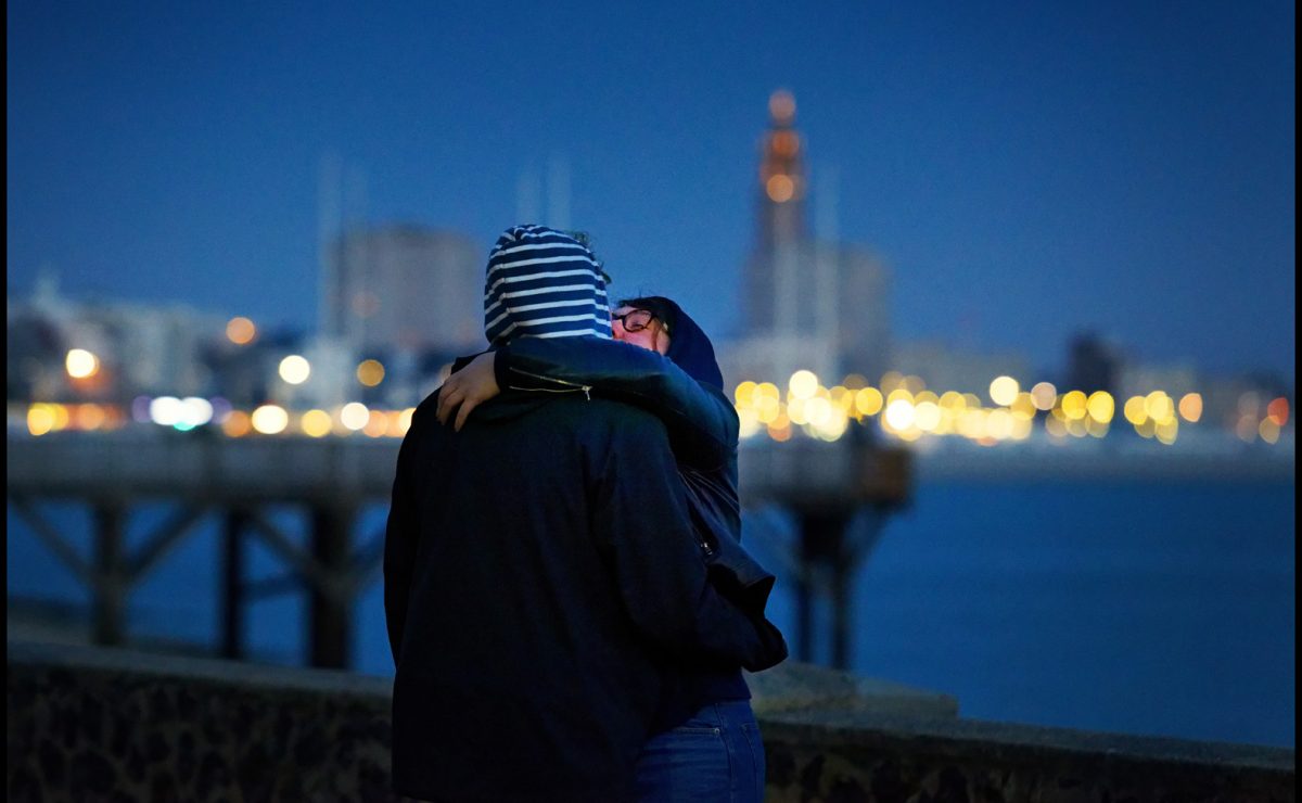 Couple s'embrassant face à l'estacade de Sainte-Adresse