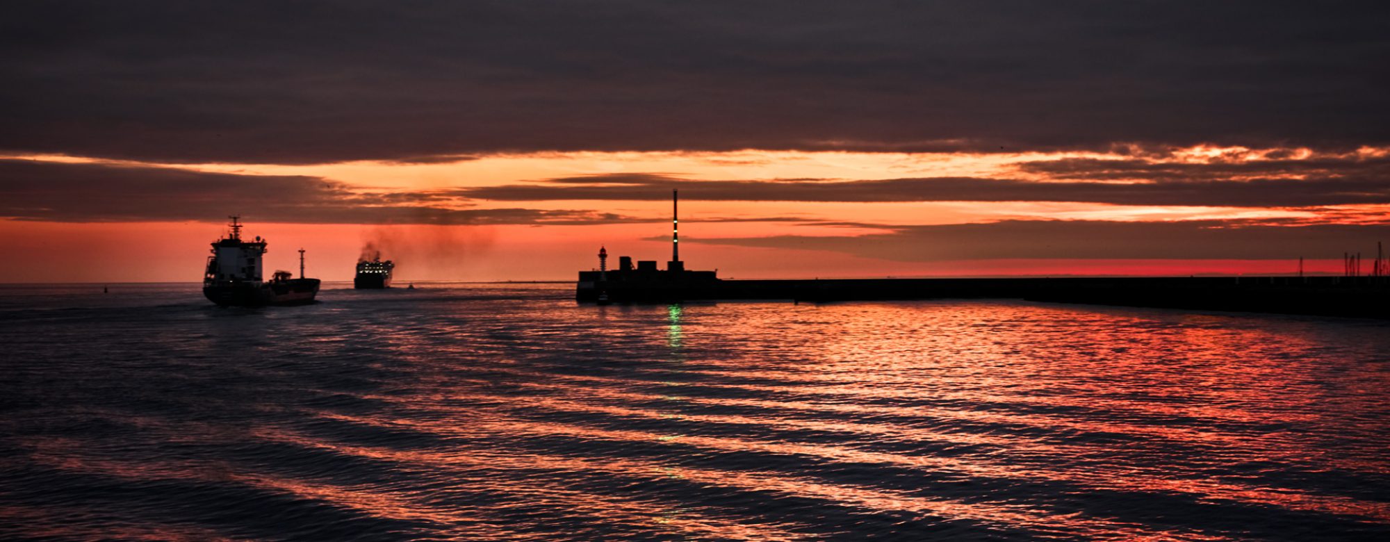 Coucher de soleil sur la mer, à l'entrée du port du Havre