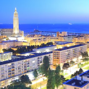 L'église Saint-Joseph vue de nuit depuis la tour de l'Hôtel de Ville du Havre