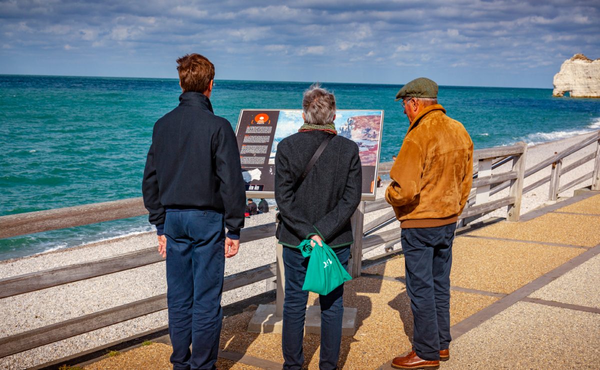 Famille devant le panneau Impressionniste du Perrey d'Etretat