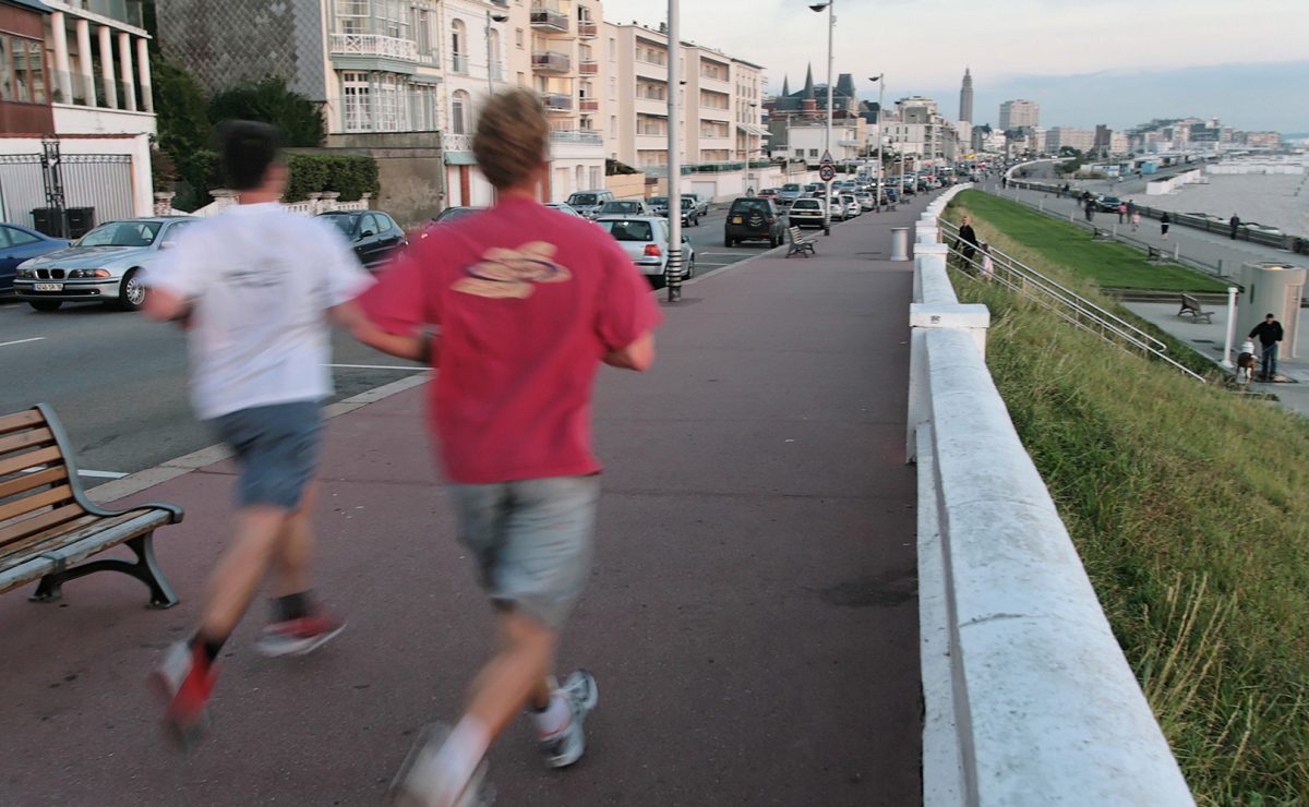 Courir près de la plage au Havre : un must ! Joggers sur le boulevard Albert 1er du Havre