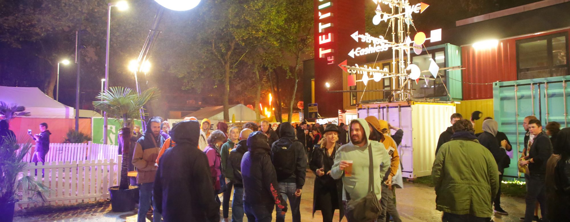 Entrée du Ouest Park Festival, des personnes sont regroupées devant le Tetris