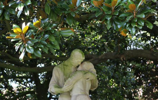 Statue d'amoureux à l'ombre d'un arbre au Square Saint-Roch