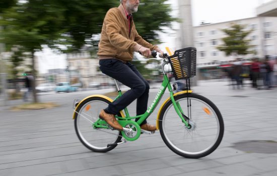 Cycliste sur un vélo LIA au Havre Cycliste sur un vélo LIA au Havre