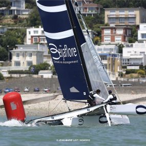 Un trimaran et son équipage en entrainement